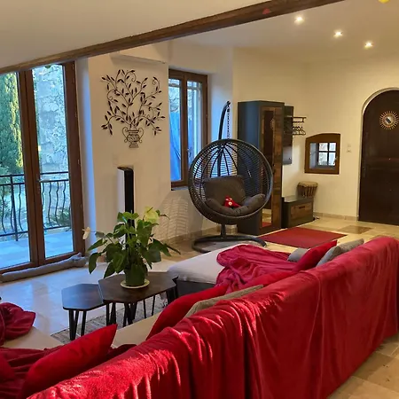 Holiday home La Belle D'aurelie Avec Professionnel En Pleine Campagne Et Proche De Roquemaure (Gard)